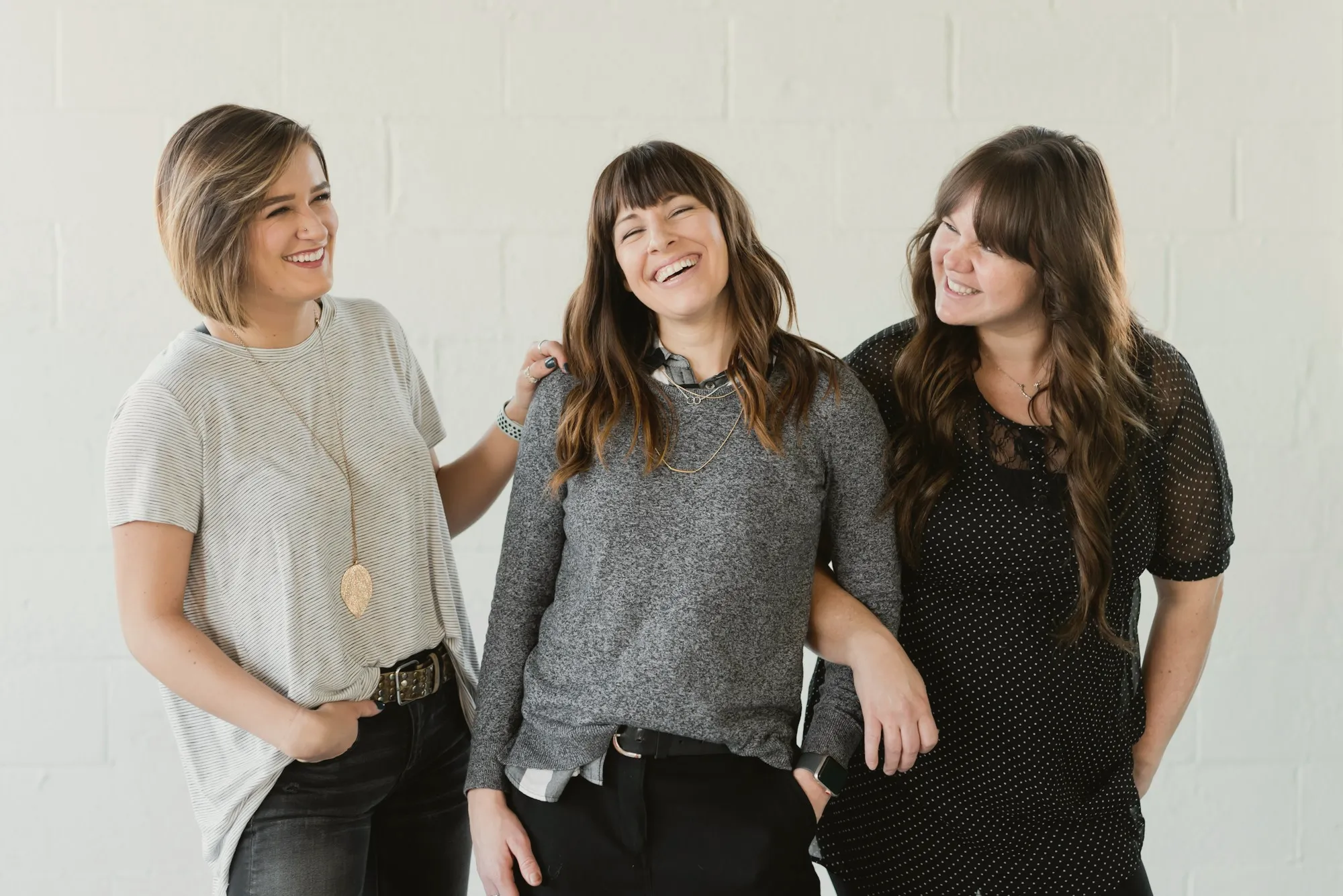 Las tres estilistas del salón sonriendo juntas