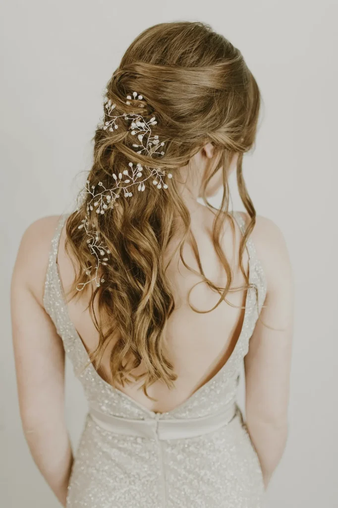 Peinado de novia con ondas sueltas y tocado