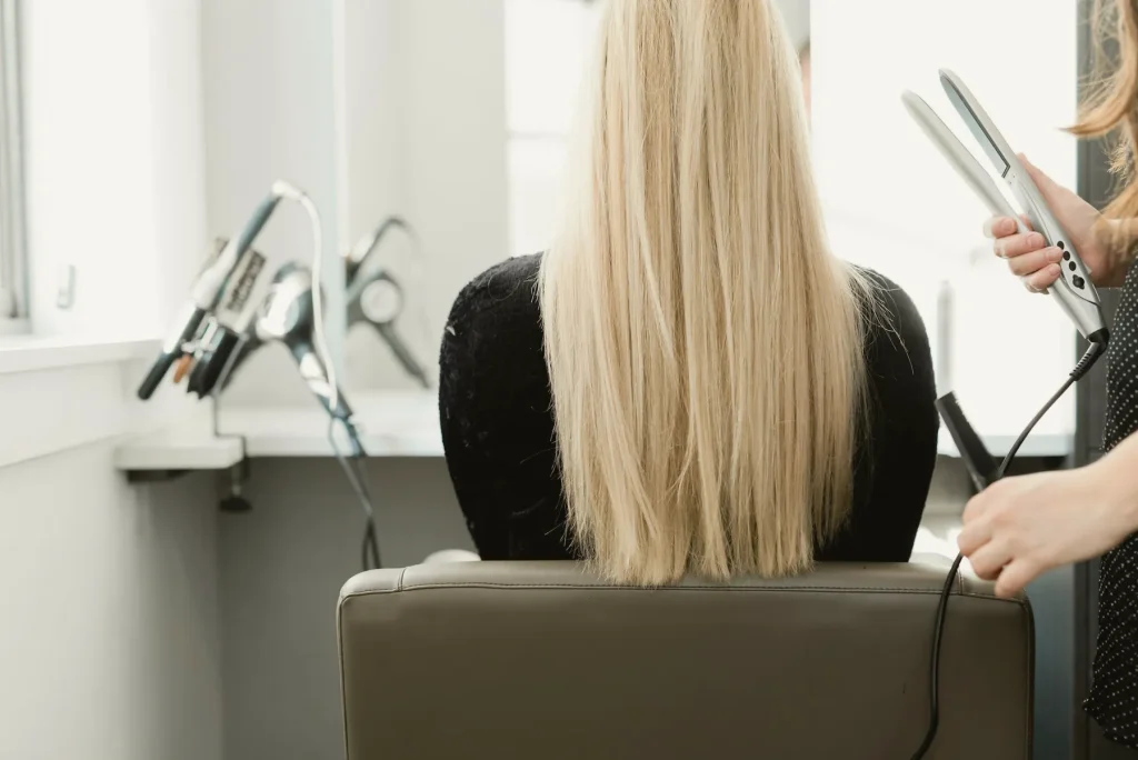 Clienta con melena rubia larga durante un peinado