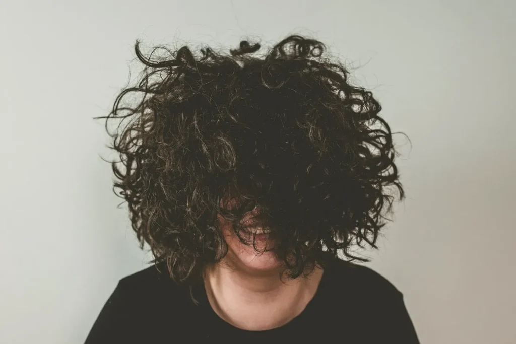 Pelo rizado corto con volumen