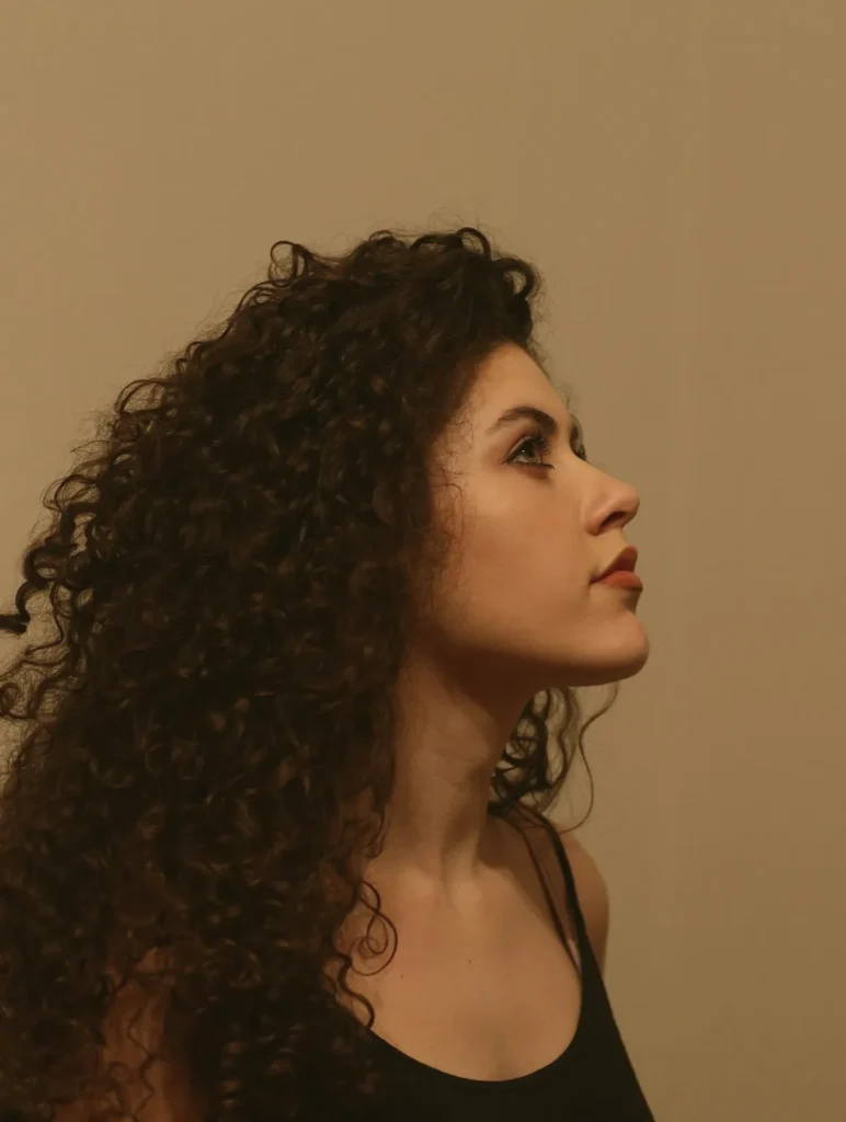 Melena larga rizada vista de perfil