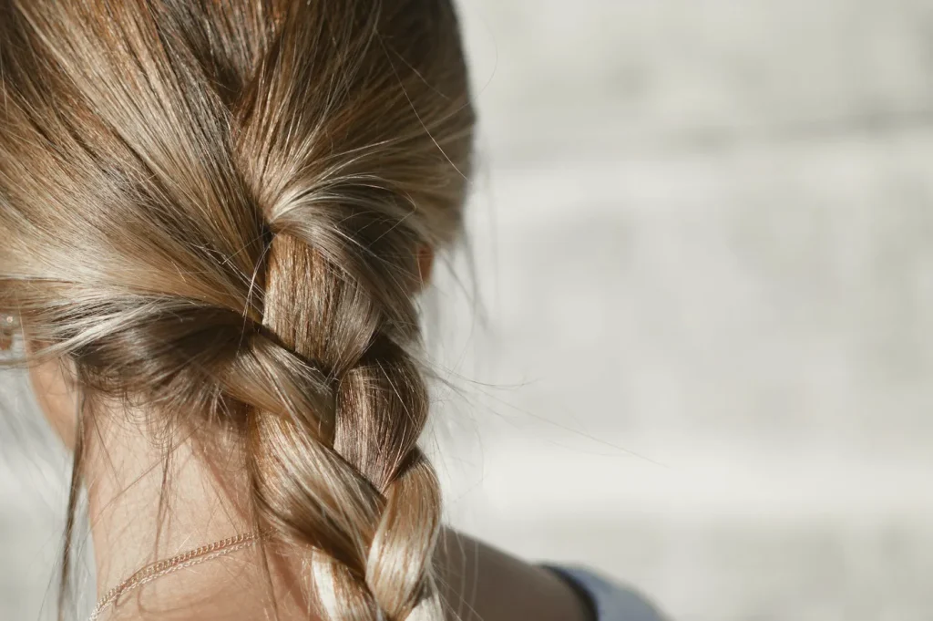 Trenza suelta en melena rubia